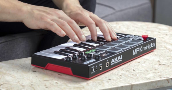 AKAI MPK Miniplay controller keyboard tastiera midi