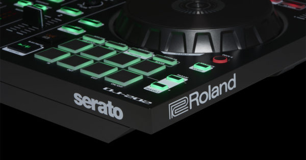 Roland DJ-202 hardware controller dj console test strumenti musicali