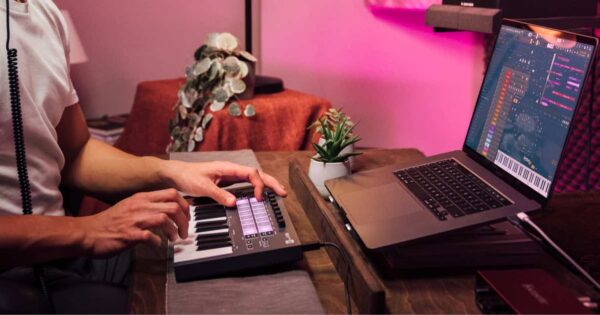 Novation FLKey keyboard controller midi tastiera producer fl studio midiware strumentimusicali