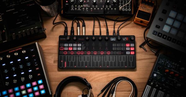 Ik Multimedia UNO Synth Pro Black Edition sintetizzatore hardware digital producer mogar strumentimusicali