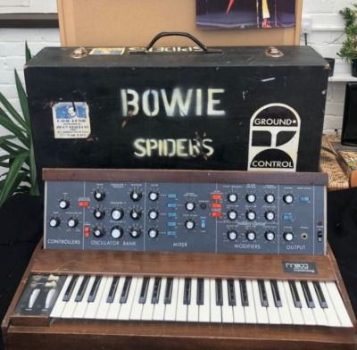 Bowie Minimoog wood case plus bowie red zigzag clothe david bowie tour in vendita news reverb smstrumentimusicali