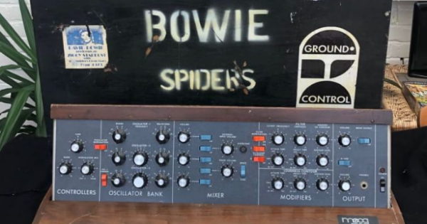 Bowie Minimoog wood case plus bowie red zigzag clothe david bowie tour in vendita news reverb smstrumentimusicali